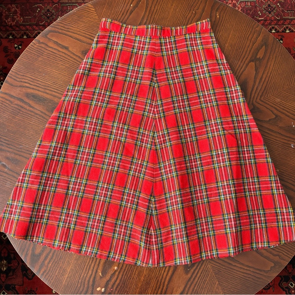 Classic vintage red plaid midi skirt with a timeless plaid print. - Picture 6 of 6